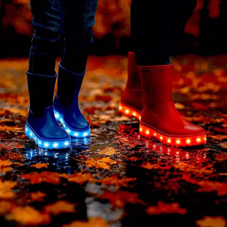 Leuchtende LED Gummistiefel (Foto: AI)